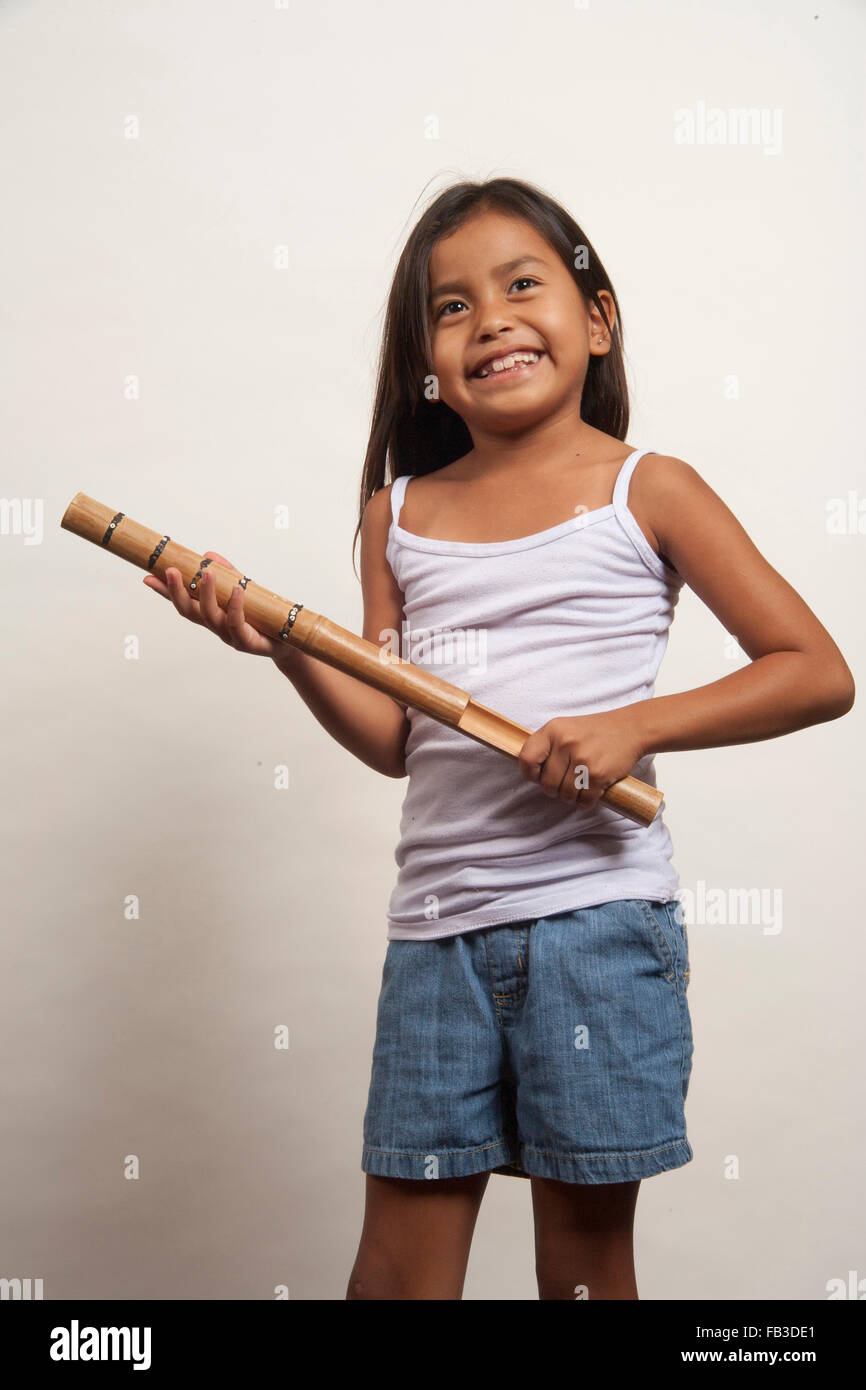 Un démonstratif Native American girl membre de la tribu Acjachemen démontre le battant bâton, un instrument de musique à percussion primitive. Communiqué de modèle Banque D'Images