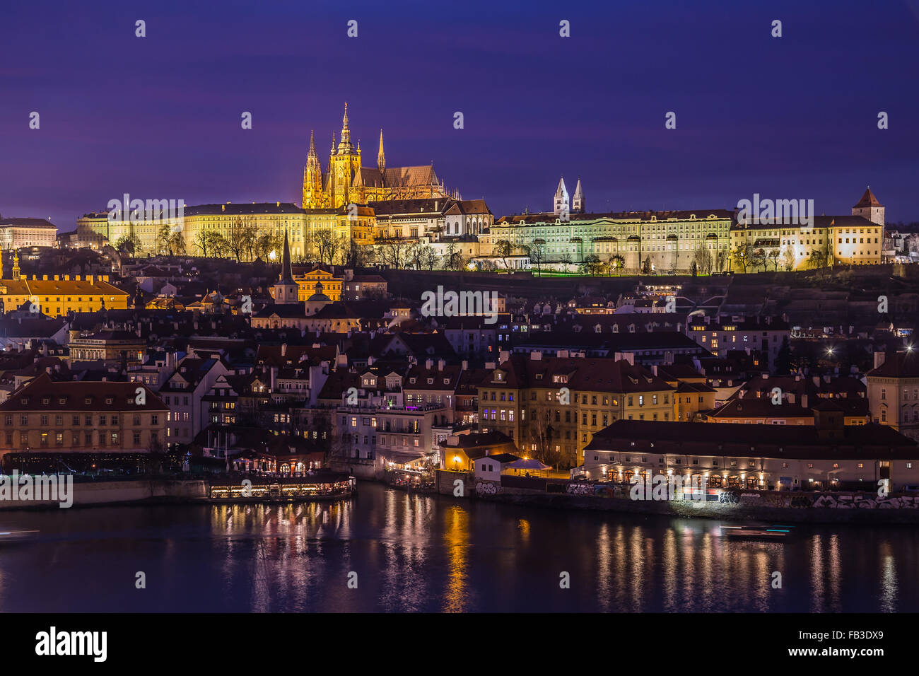 Une vue d'horizon de Prague à la tombée de la vieille ville pour le petit côté. Bâtiments colorés et du château de Prague peut être vu. Banque D'Images