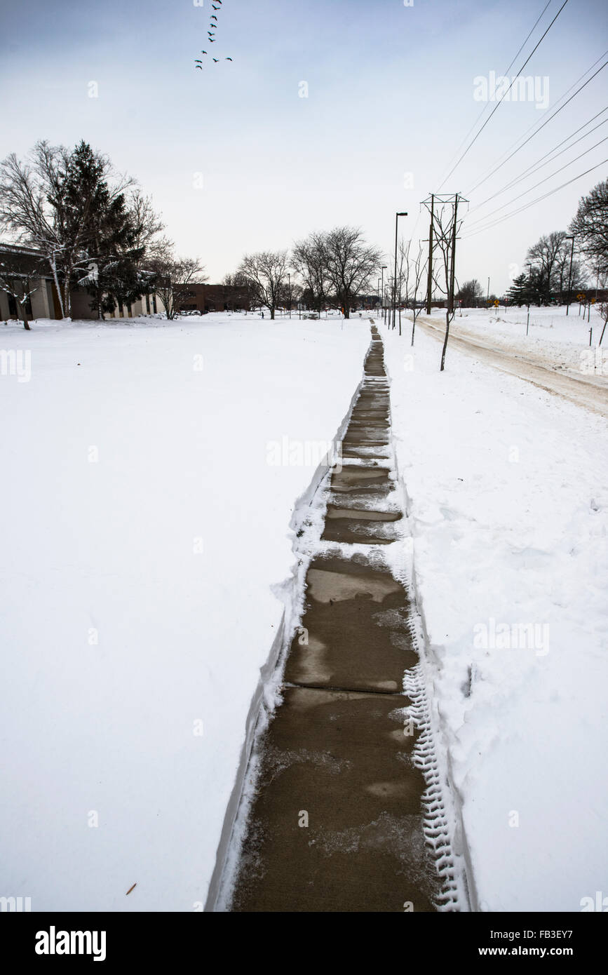 Neige ou glace pelleté trottoir mène à la distance Banque D'Images