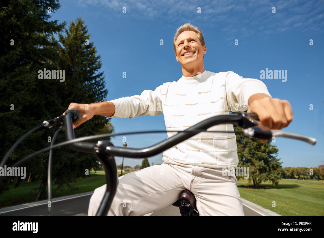 Hot man riding a bicycle Banque D'Images