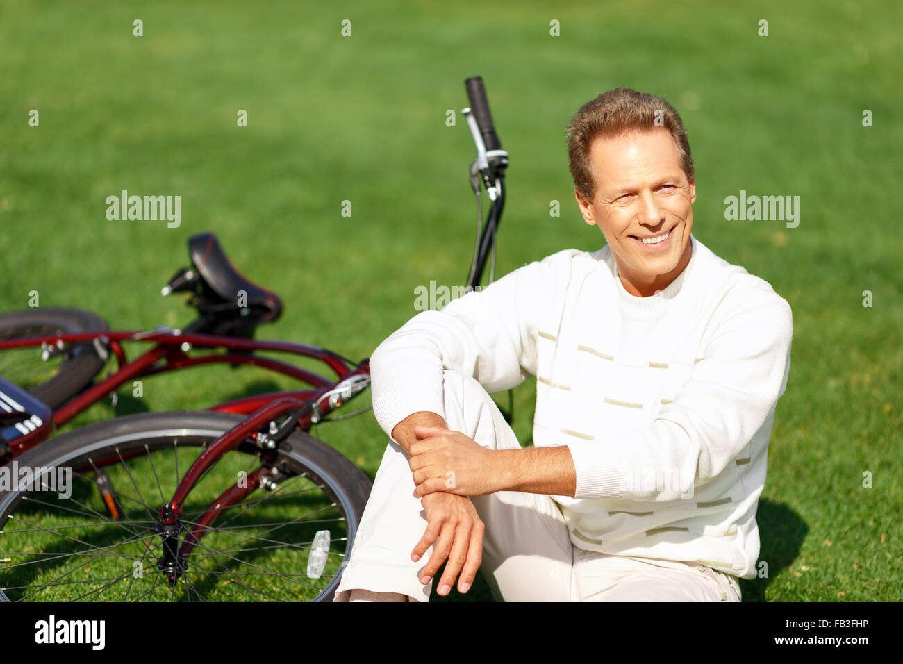 Hot man riding a bicycle Banque D'Images