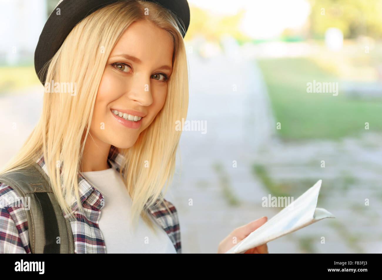 Cheerful girl holding map Banque D'Images
