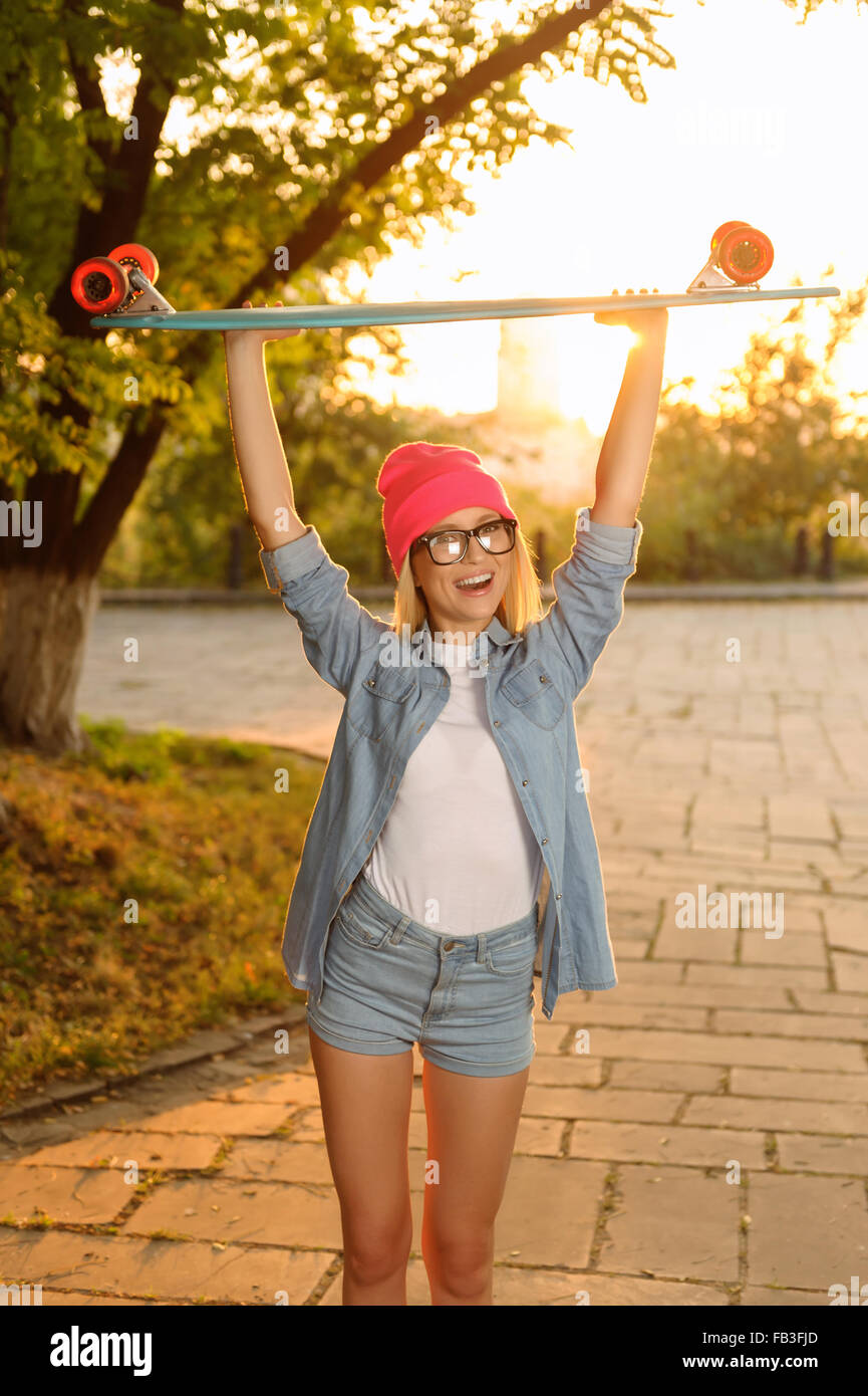 Heureux girl holding skateboard Banque D'Images