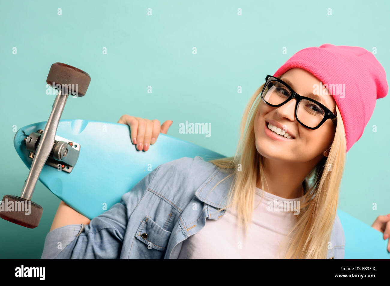 Cheerful Girl standing on blue background Banque D'Images