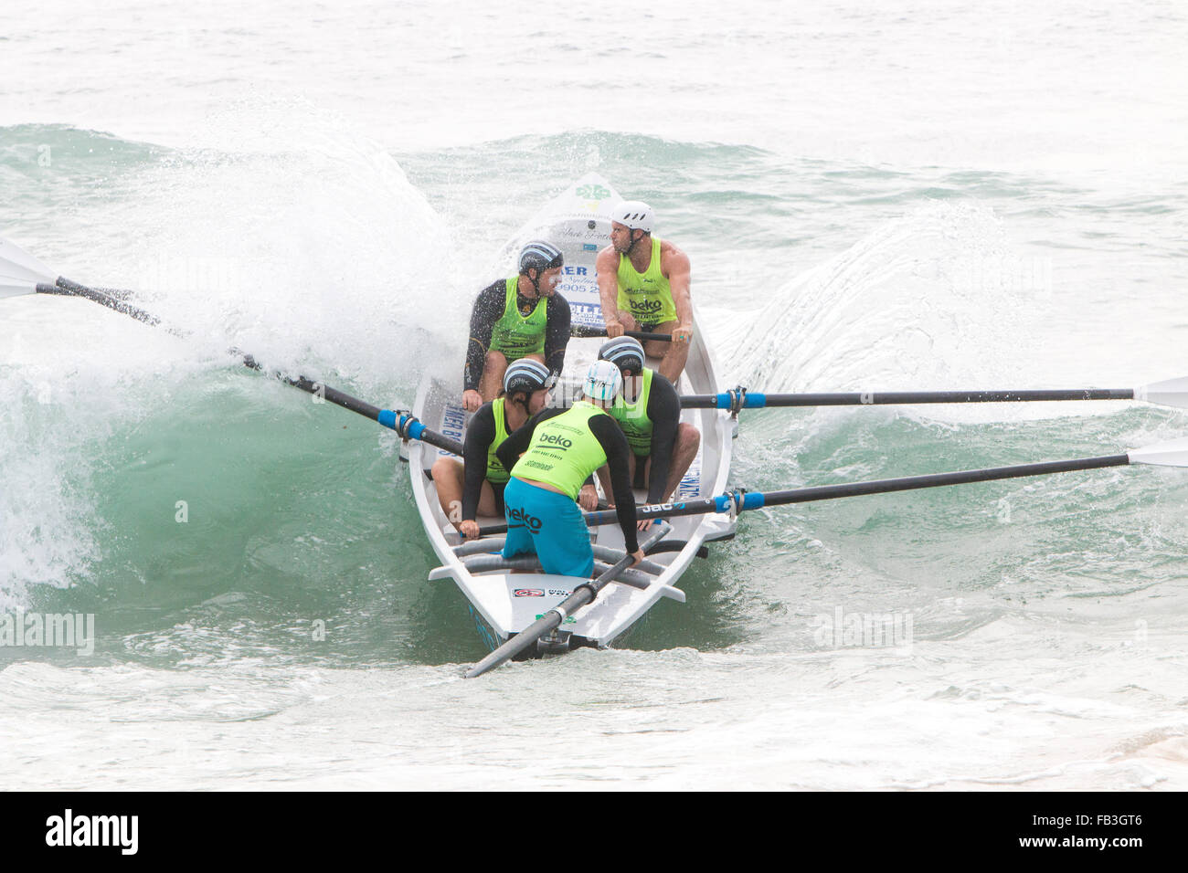 Sydney, Australie. 9 janvier, 2016. Ocean Thunder pro elite et mens womens surf boat racing à Dee pourquoi Beach, Sydney, c'est round 3 et implique des équipes de Bilgola,Eau douce,Collaroy Dee,Pourquoi, Batemans Bay,Bondi et beaucoup d'autres modèle de crédit :10/Alamy Live News Banque D'Images