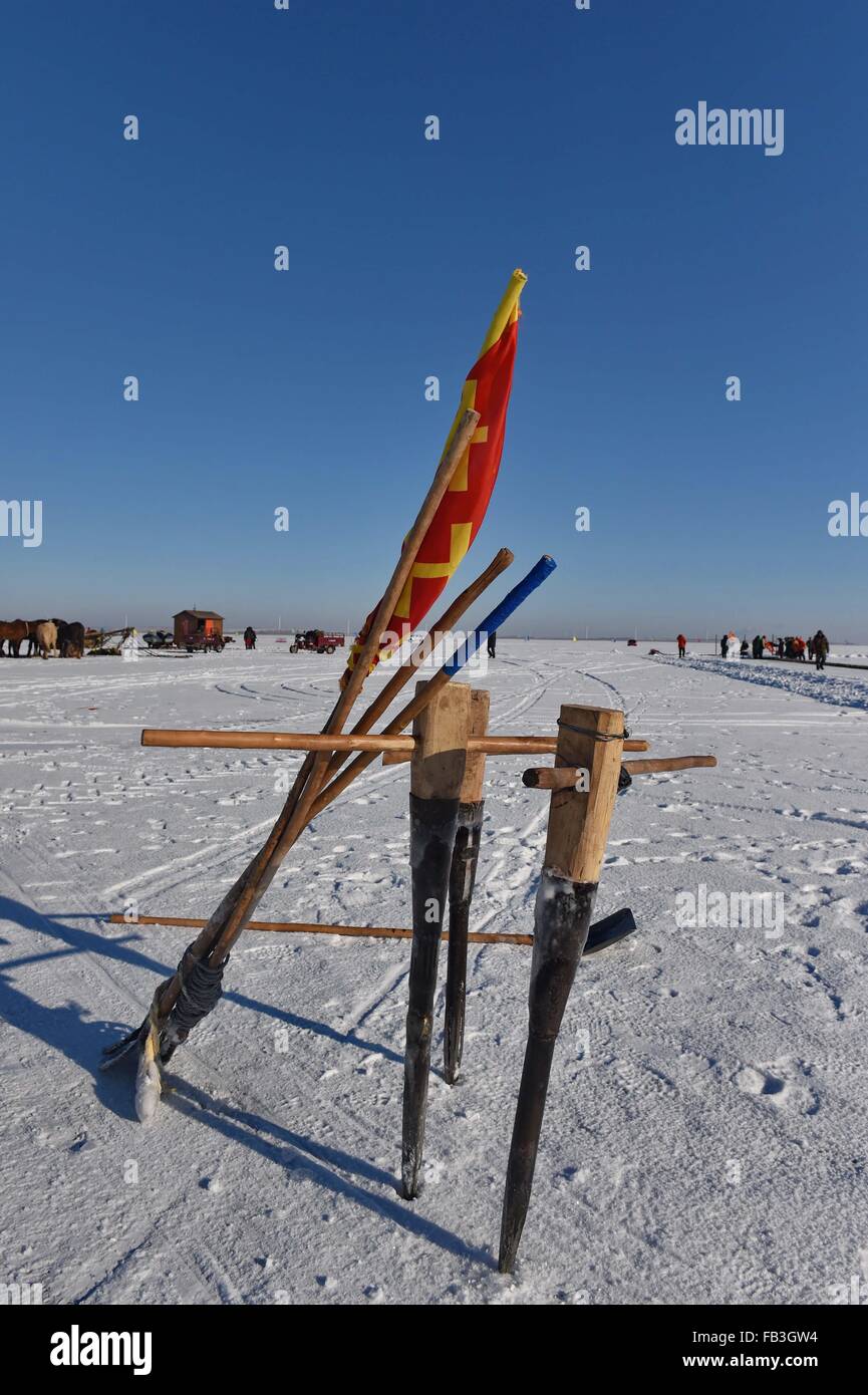 (160109) -- SONGYUAN, 9 janvier 2016 (Xinhua) -- Outils de pêcheurs sont vus sur le lac Chagan à Wuxi City, Jilin Province du nord-est de la Chine, le 8 janvier 2016. Lac Chagan, qui est connu pour la pêche d'hiver traditionnel qui remonte à la préhistoire, est le seul endroit qui enregistre la plus ancienne méthode de pêche de Mongolie. Au cours de l'hiver Festival annuel de pêche qui a lieu de se souvenir de la vieille tradition de la pêche d'hiver, les pêcheurs commencez par percer de nombreux trous à travers l'épaisseur de la glace et ensuite placer un filet sous la glace. Le filet sera finalement tiré par un cheval-dessin treuil. Le lac a établi un record Guinness Banque D'Images