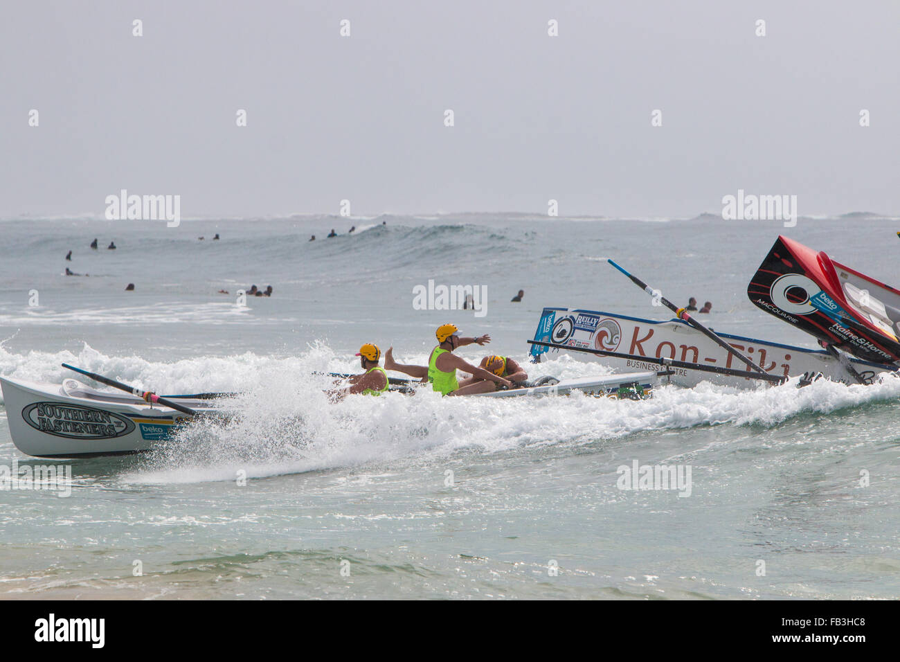 Sydney, Australie. 9 janvier, 2016. Ocean Thunder pro elite et mens womens surf boat racing à Dee pourquoi Beach, Sydney, c'est round 3 et implique des équipes de Bilgola,Eau douce,Collaroy Dee,Pourquoi, Batemans Bay,Bondi et beaucoup d'autres modèle de crédit :10/Alamy Live News Banque D'Images