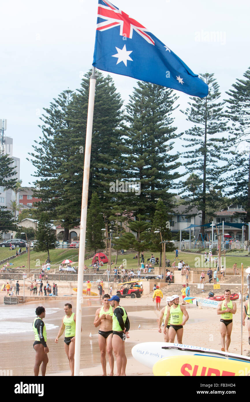 Sydney, Australie. 9 janvier, 2016. Ocean Thunder pro elite et mens womens surf boat racing à Dee pourquoi Beach, Sydney, c'est round 3 et implique des équipes de Bilgola,Eau douce,Collaroy Dee,Pourquoi, Batemans Bay,Bondi et beaucoup d'autres modèle de crédit :10/Alamy Live News Banque D'Images