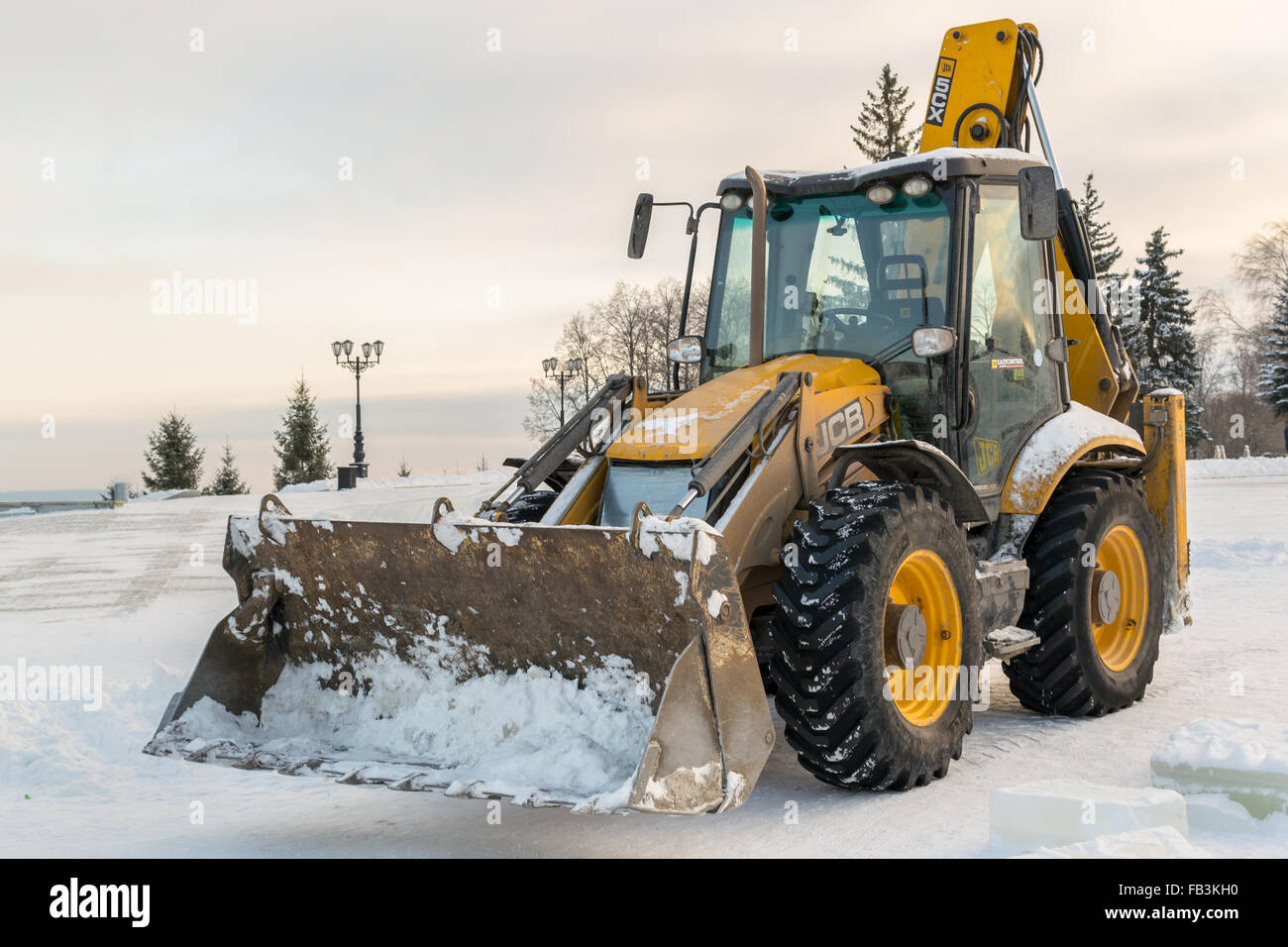 UFA - RUSSIE 19ème décembre 2015 - jaune unique JCB Digger immobile en hiver neige avec personne n'attend pour commencer à travailler en Banque D'Images