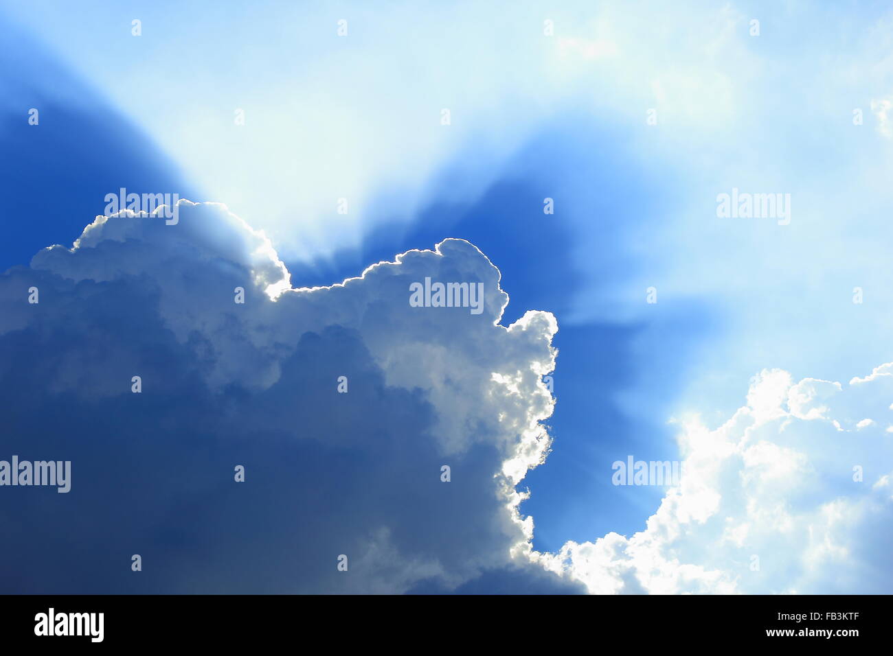 Résumé fond de la lumière du soleil qui brille à travers les nuages sur le ciel bleu. Banque D'Images