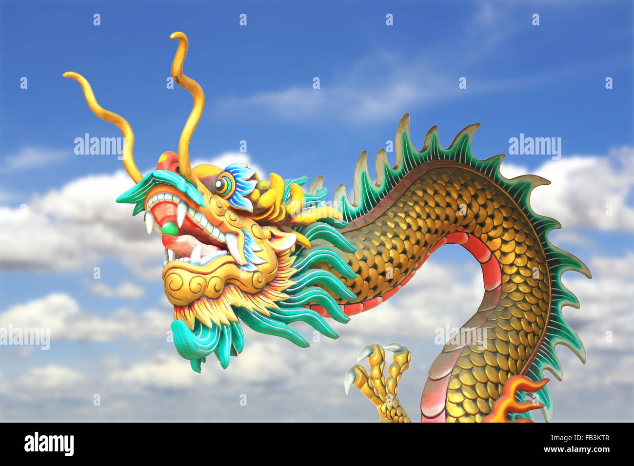 L art conceptuel chine dragon statue voler dans le fond de ciel Stock