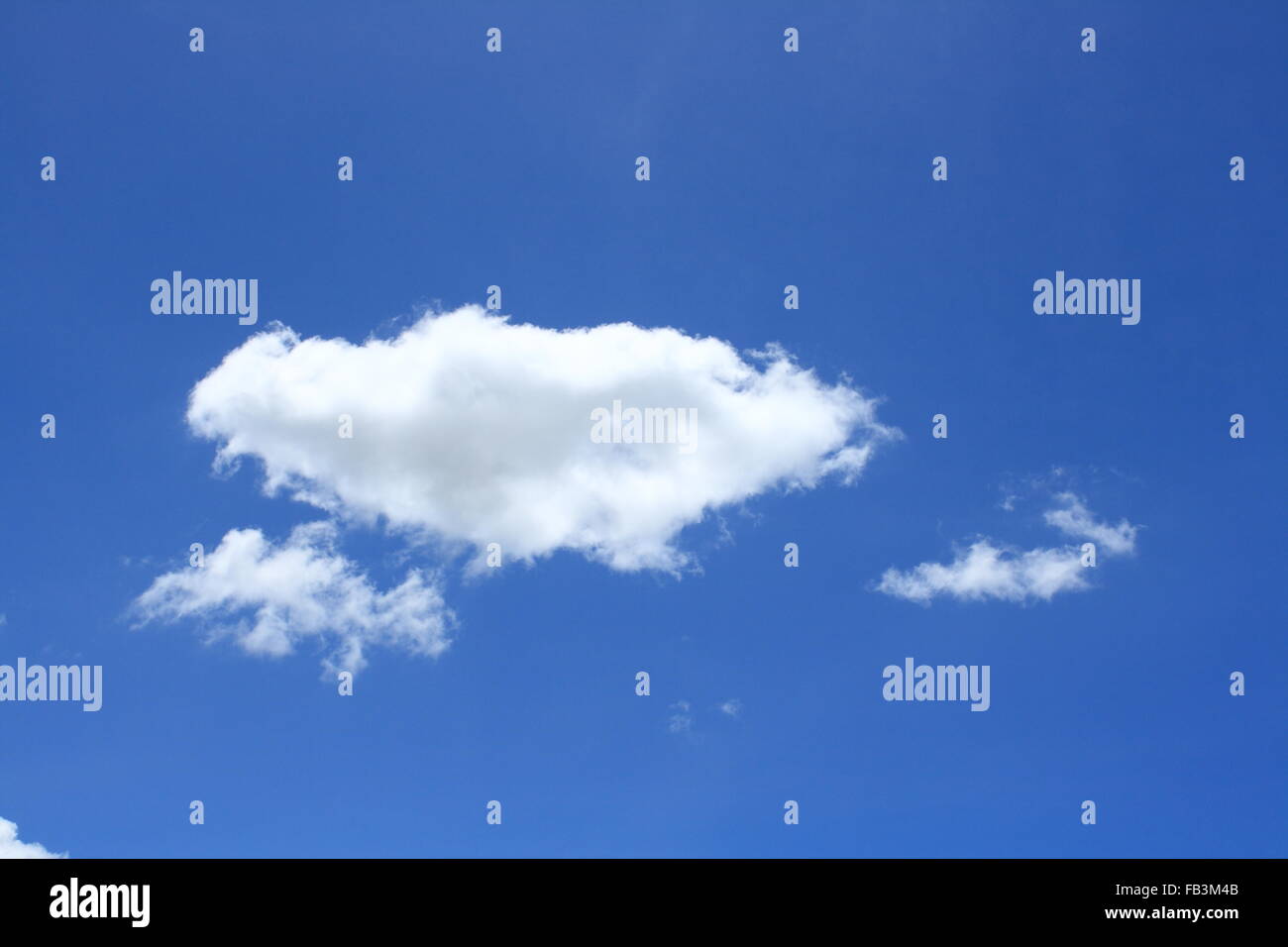 Résumé fond de ciel bleu et nuages blancs moelleux Banque D'Images