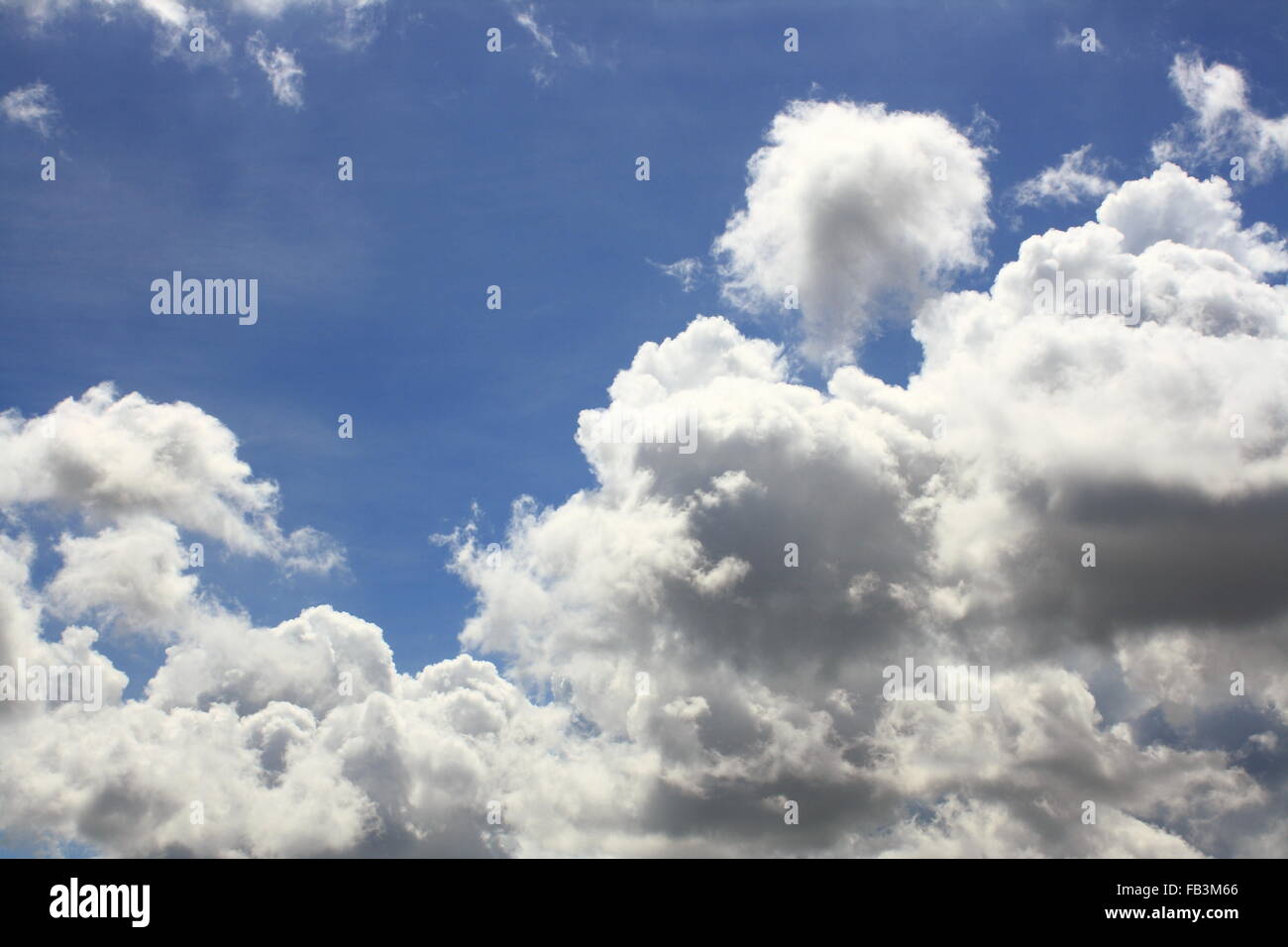 Résumé fond de ciel bleu et nuages blancs durant la journée Banque D'Images