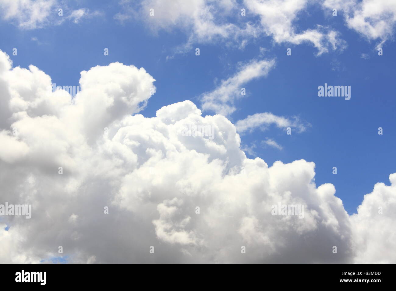 Résumé fond de ciel bleu et nuages blancs durant la journée Banque D'Images