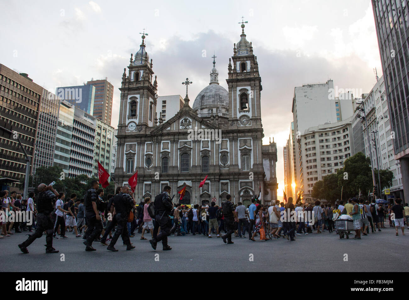 Rio de Janeiro, Brésil, le 8 janvier, 2016 : Des milliers de manifestants se sont réunis au centre-ville de Rio pour protester contre la hausse des tarifs d'autobus et les transports publics. Après avoir fait une marche pacifique qui a fermé certaines des routes principales du centre-ville, certains manifestants ont affronté la police militaire. Objets ont été lancés sur la police et la police a riposté avec des bombes et des gaz lacrymogènes. Un bus a été vandalisée et serait mis le feu, mais la police a réussi à contenir les manifestants plus élevée. Des manifestants ont été prises pour des postes de police locaux pour fournir de l'information. Credit : Luiz Souza/Alamy Live News Banque D'Images