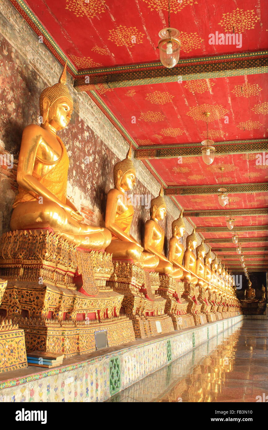 Statues de Bouddha en méditation temple bouddhique wat suthat, Bangkok, Thaïlande Banque D'Images