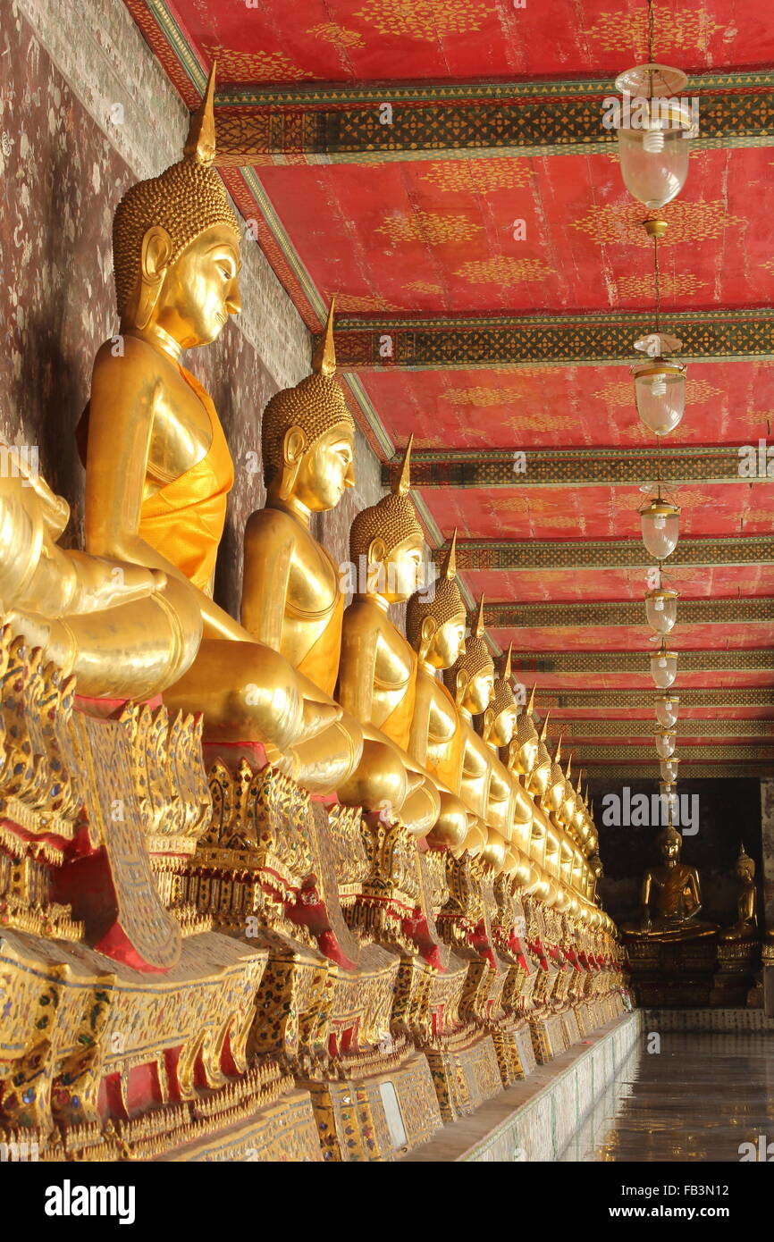 Statues de Bouddha en méditation temple bouddhique wat suthat, Bangkok, Thaïlande Banque D'Images