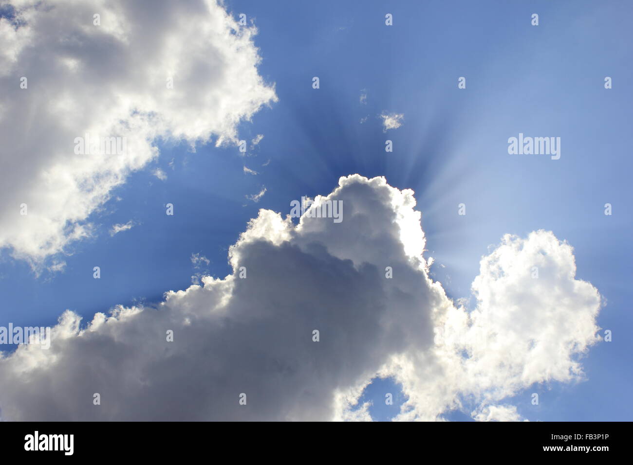 La lumière du soleil qui brille à travers les nuages dans le ciel. Banque D'Images