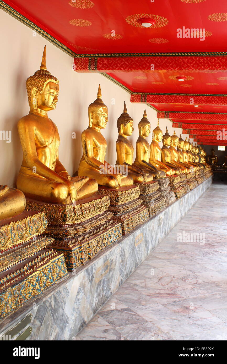 Statues de Bouddha en méditation temple bouddhique Wat Pho, Bangkok, Thaïlande Banque D'Images