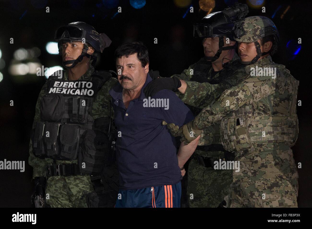 La ville de Mexico, Mexique. 8 janvier, 2016. Joaquin Guzman Loera escorte de soldats, alias "El Chapo", à son arrivée au hangar du bureau du procureur général, dans la ville de Mexico, capitale du Mexique, le 8 janvier 2016. Après un raid au petit matin dans le nord-ouest de l'État de Sinaloa Mexique Ville de Los Mochis par la police mexicaine et les marines le Vendredi, le chef du cartel de Sinaloa Joaquin Guzman Loera a été repris, six mois après sa deuxième prison break. Crédit : Pedro Mera/Xinhua/Alamy Live News Banque D'Images