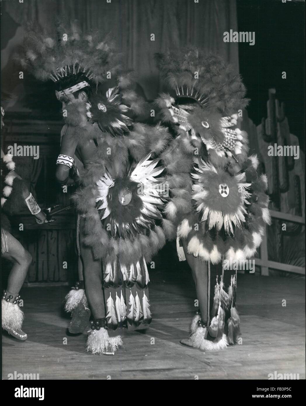 1972 - ''Injun 'honnête''' - ils sont réels : Les cowboys indiens rouge ennemi traditionnel était l'Indien. Aujourd'hui, les Indiens autochtones des Amériques est un citoyen protégé vivant sur ses propres réserves, souvent pas de quitter son pays d'origine. Mais à l'échelle internationale célèbre cowboy Gene Autrey a convaincu certains Indiens Jemez authentique de la terre d'enchantement, comme le Nouveau Mexique est connu pour rejoindre son touring Western Show, maintenant au London's Empress Hall. Profitant de leur premier voyage à l'étranger, ces danseurs, dirigés par leur chef, ''White Cloud'', effectuer leurs buffles, Hoop, Horse-Tail et à leurs danses de guerre Banque D'Images