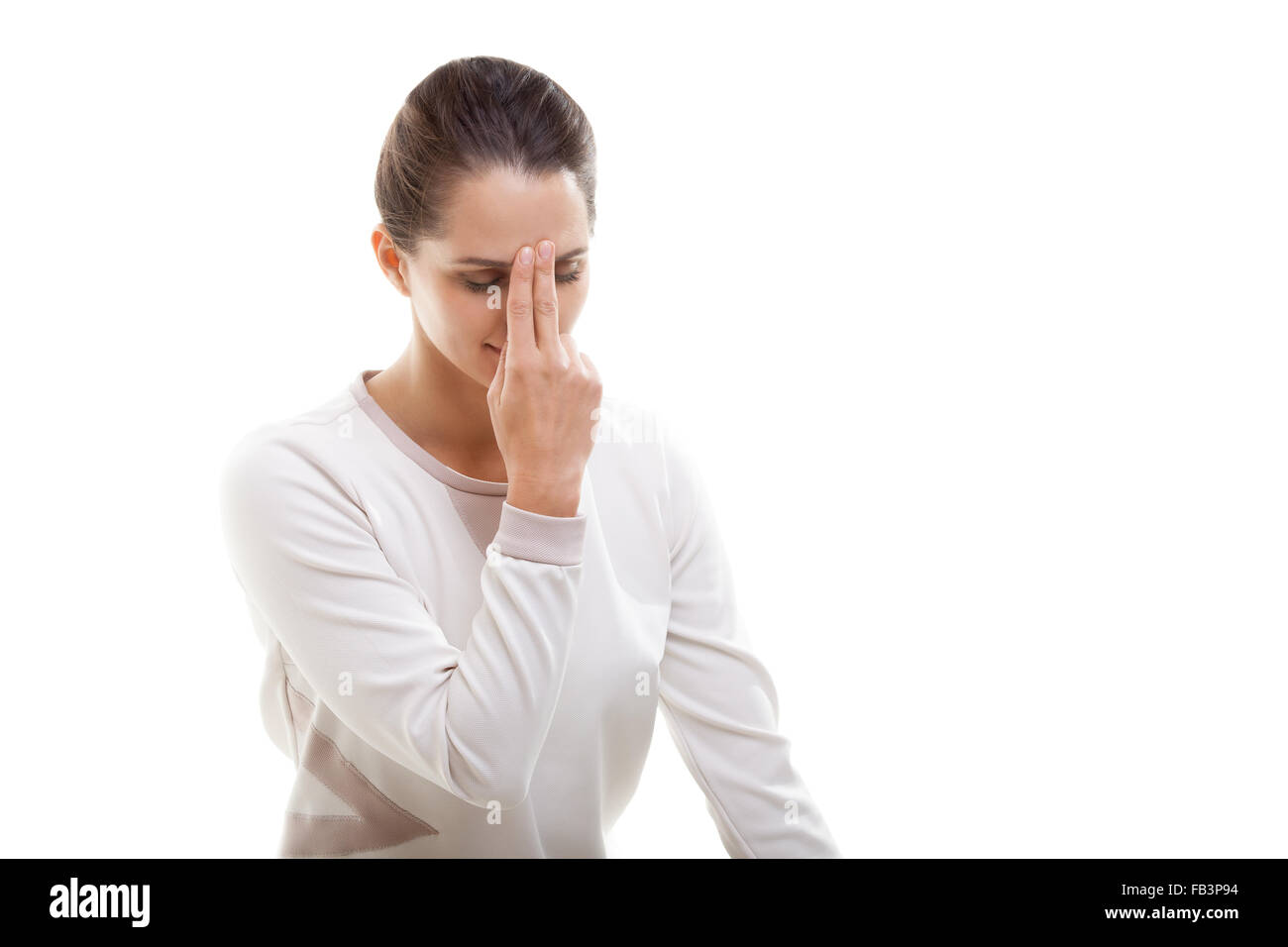 Fille de yoga sur fond blanc pratiquant nadi shodhana pranayama (Remplaçant, Narine, respiration) close-up avec un espace réservé au texte Banque D'Images