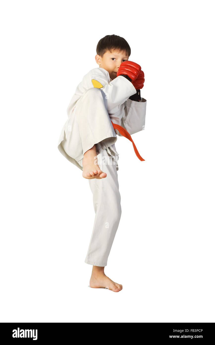 Un jeune garçon l'aïkido fighter en kimono blanc montrant les arts martiaux isolated on white Banque D'Images