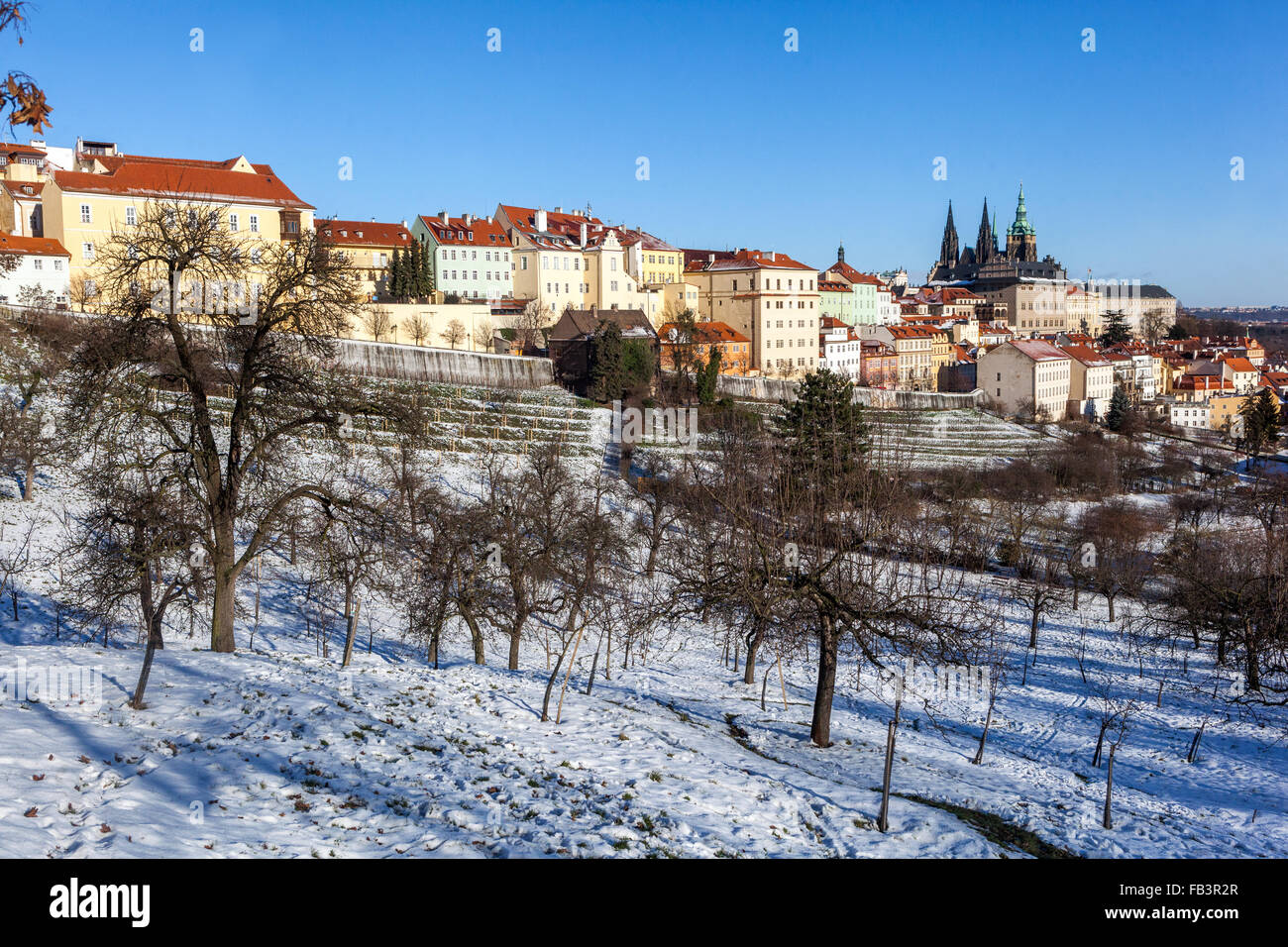 Hiver Prague neige au-dessous de la colline de Petrin avec une vue sur le château de Prague Hradcany paysage urbain Banque D'Images