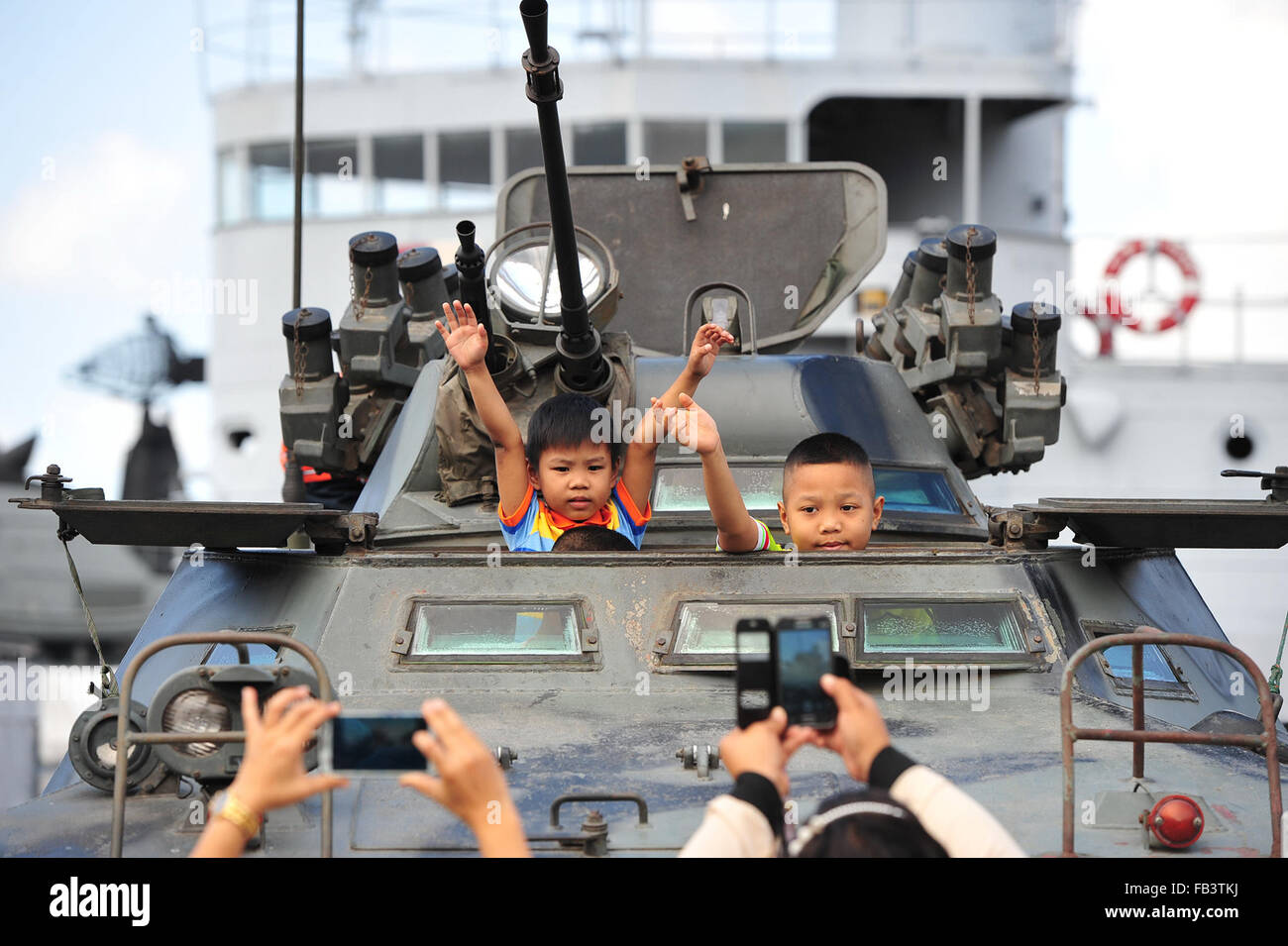 Bangkok, Thaïlande. Jan 9, 2016. Les enfants sont assis dans un véhicule militaire à l'Académie de la Marine royale thaïlandaise dans le sud de Bangkok, Thaïlande, le 9 janvier 2016. La Journée nationale de l'enfant est célébrée le deuxième samedi de chaque mois de janvier. Credit : Rachen Sageamsak/Xinhua/Alamy Live News Banque D'Images