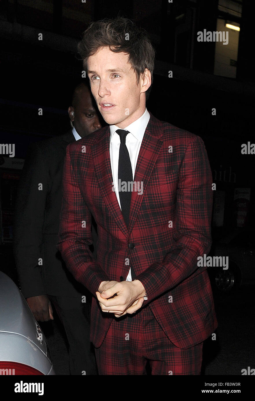 Eddie Redmayne arrive à Berners Tavern, pour l'afterparty de son dernier film 'The Danish Girl', vêtu d'un costume rouge et noir vérifié avec : Eddie Redmayne Où : London, Royaume-Uni Quand : 08 déc 2015 Banque D'Images