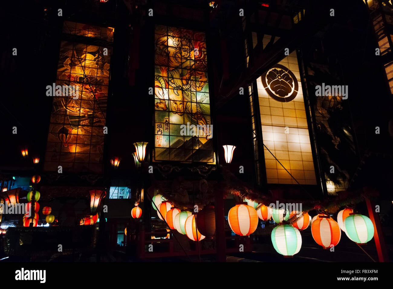 Festival lumineux massive flotte connu sous le nom de Kiriko Kiriko à Hall, Wajima, Péninsule de Noto, préfecture d'Ishikawa, Japon Banque D'Images