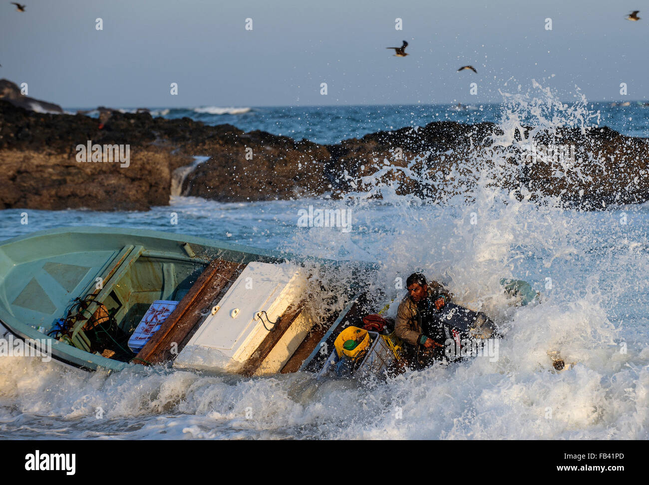 Bateau pêcheur dans la négociation des vagues de la mer d'Oman, Oman Banque D'Images