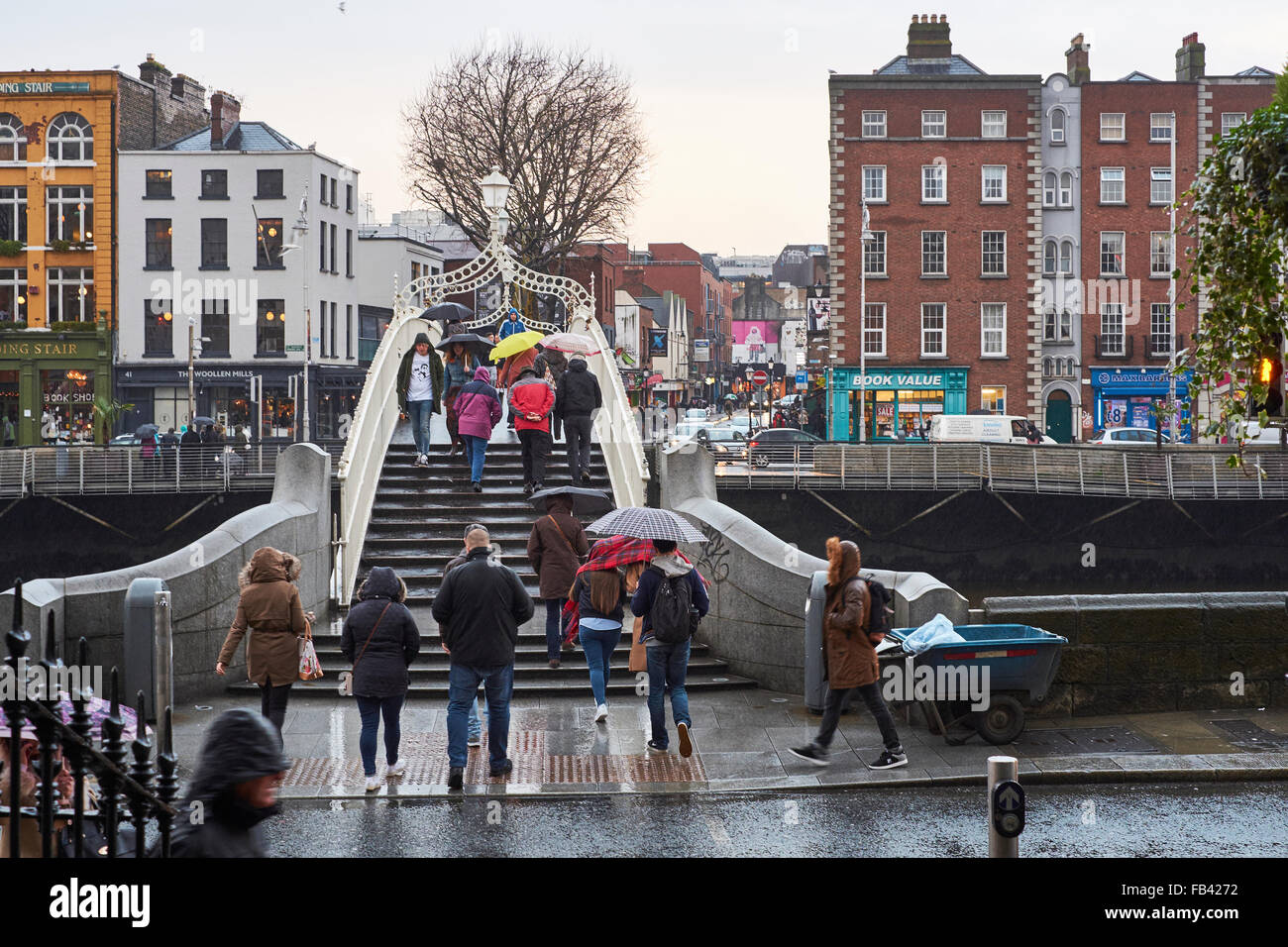 DUBLIN, IRLANDE - 05 janvier : les piétons marchant sur Ha'penny Bridge un jour de pluie. Le pont est le principal point d'accès à th Banque D'Images