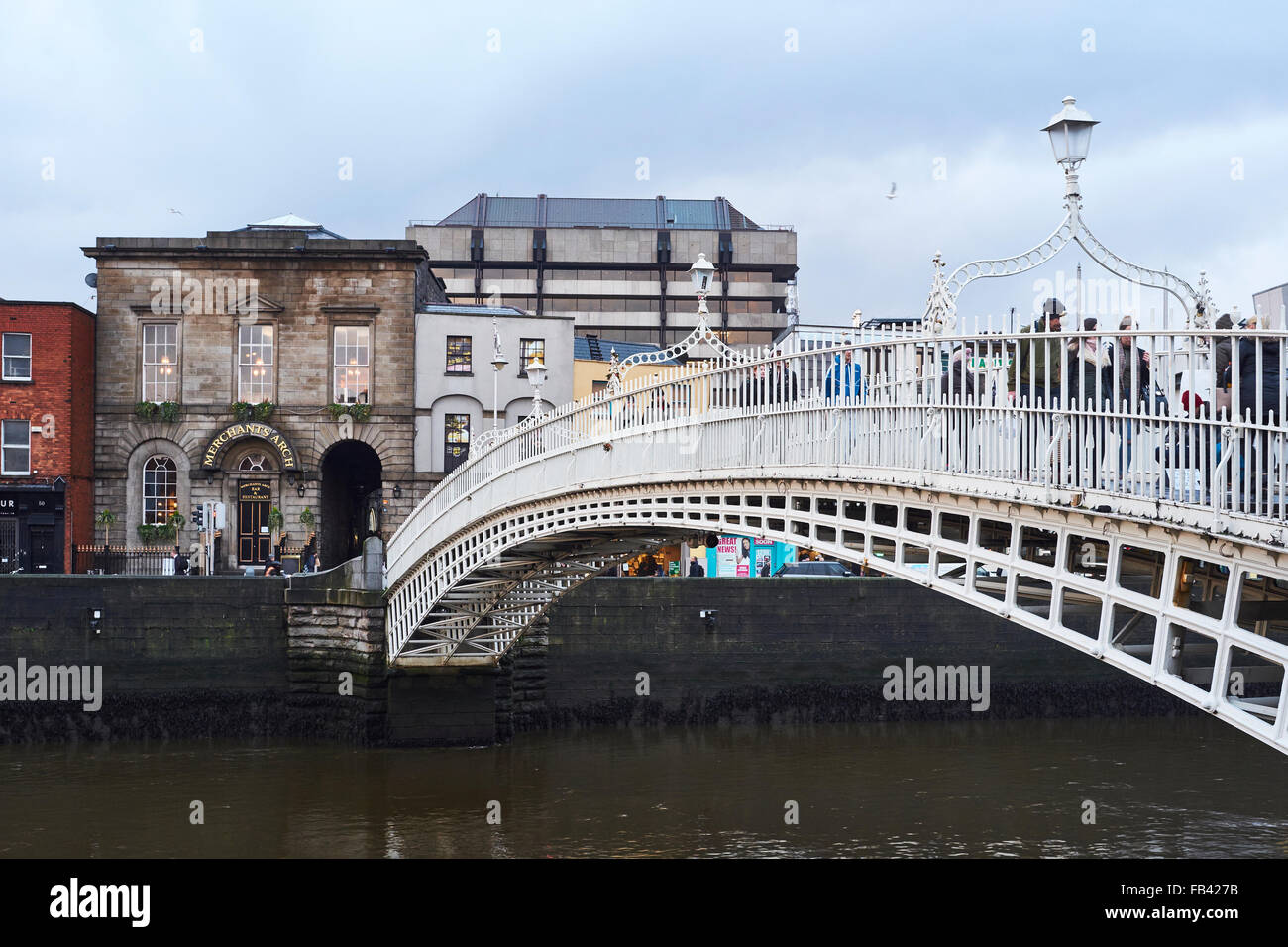 DUBLIN, IRLANDE - 05 janvier : la vue Perspective de Ha'penny Bridge sur la rivière Liffey. Le pont est le principal point d'accès à la Banque D'Images