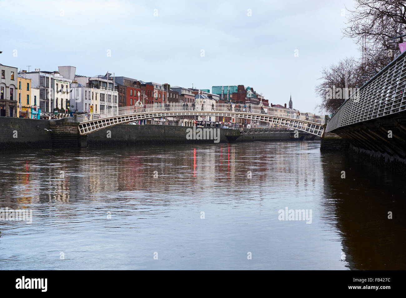 DUBLIN, IRLANDE - janvier 05 : vue latérale du Ha'penny Bridge sur la rivière Liffey. Le pont est le principal point d'accès à l' Banque D'Images