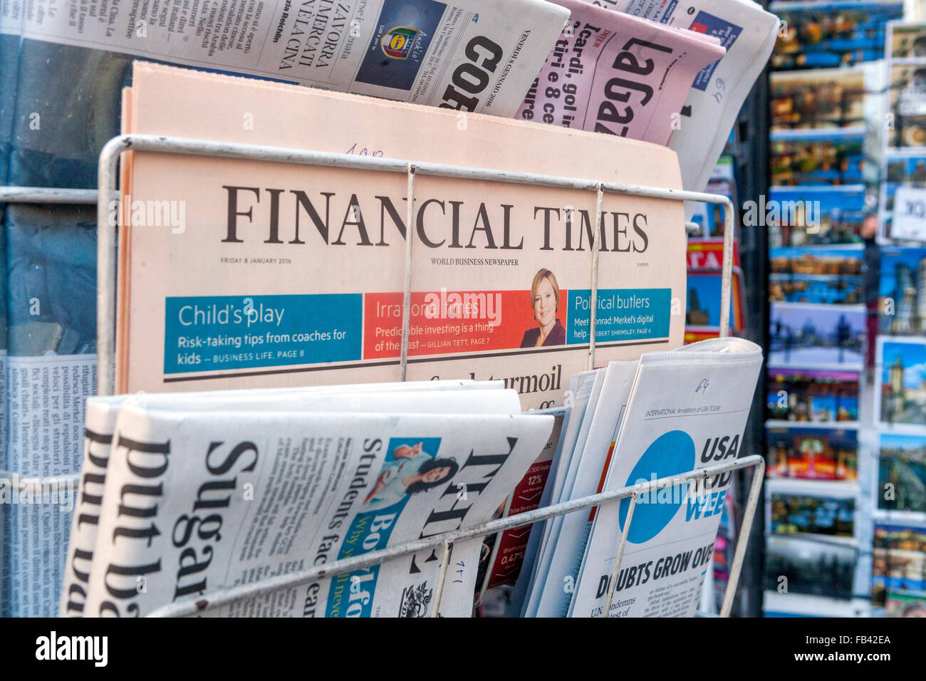 Divers journaux et magazines internationaux en stand, Prague, République Tchèque Banque D'Images