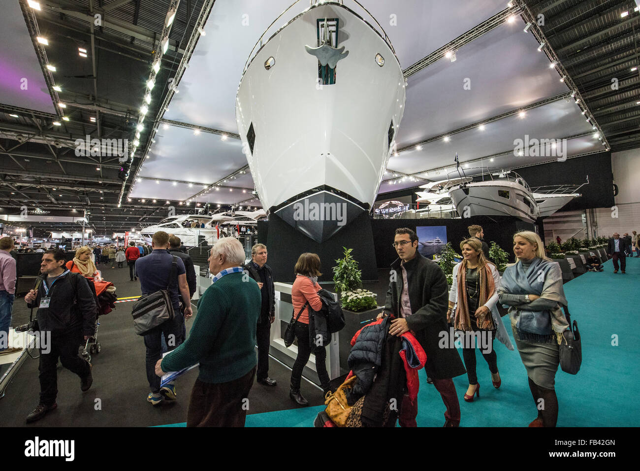 Londres, Royaume-Uni. 8 janvier, 2016. Les visiteurs passent sous l'immense proue d'un des Sunseeker Motor Yachts - London Boat Show ouvre à l'Ecel Centre à Londres. Crédit : Guy Bell/Alamy Live News Banque D'Images