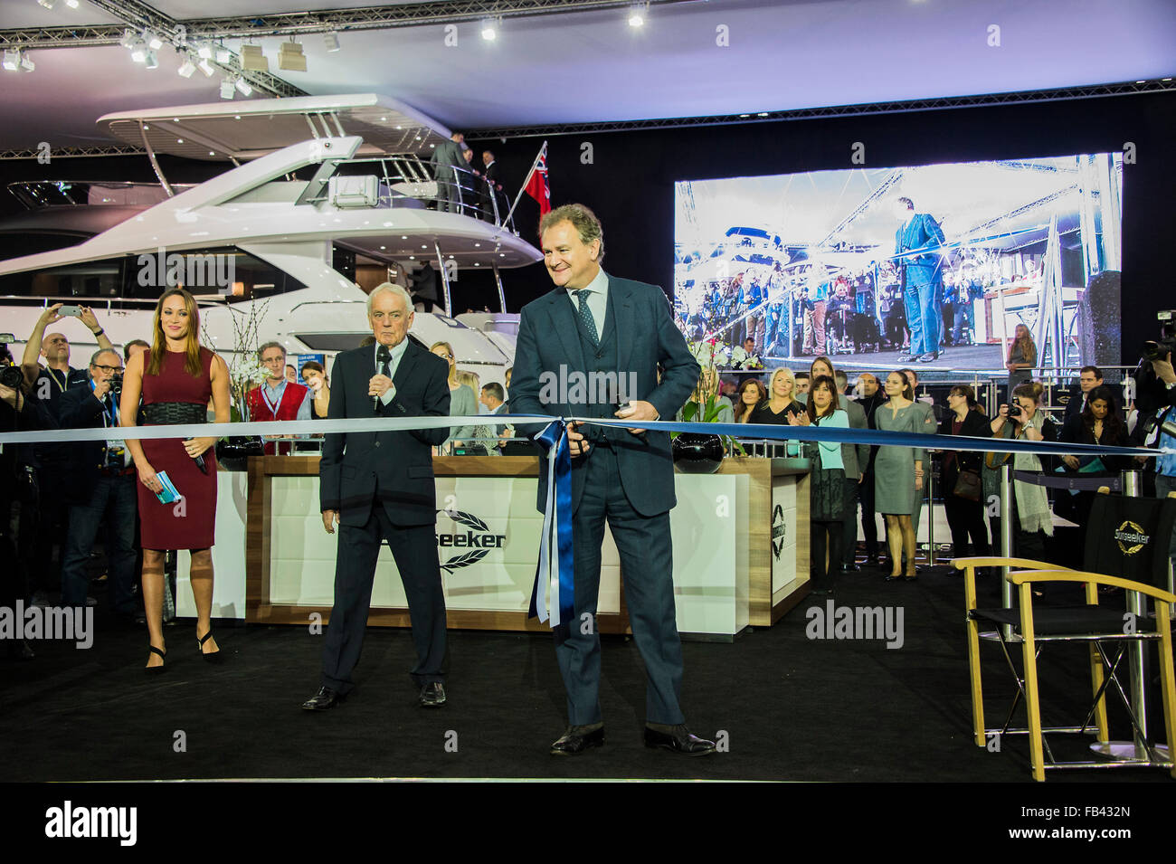Londres, Royaume-Uni. 8 janvier, 2016. Hugh Bonneville ouvre le Sunseeker stand et lance le 131 géant pour son nouveau propriétaire. London Boat Show ouvre à l'Ecel Centre à Londres. Crédit : Guy Bell/Alamy Live News Banque D'Images