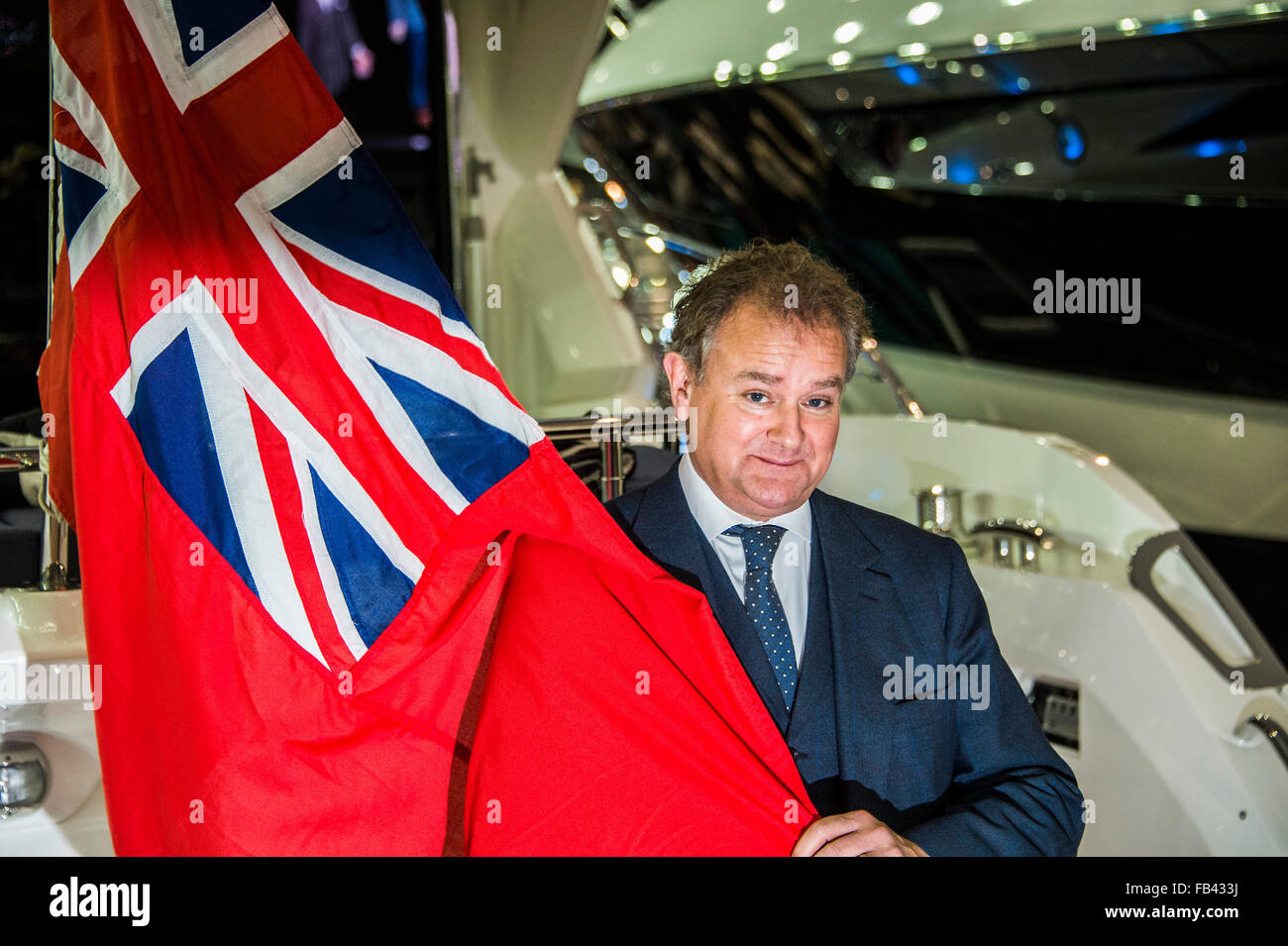 Londres, Royaume-Uni. 8 janvier, 2016. Hugh Bonneville ouvre le Sunseeker stand et lance le 131 géant pour son nouveau propriétaire. London Boat Show ouvre à l'Ecel Centre à Londres. Crédit : Guy Bell/Alamy Live News Banque D'Images