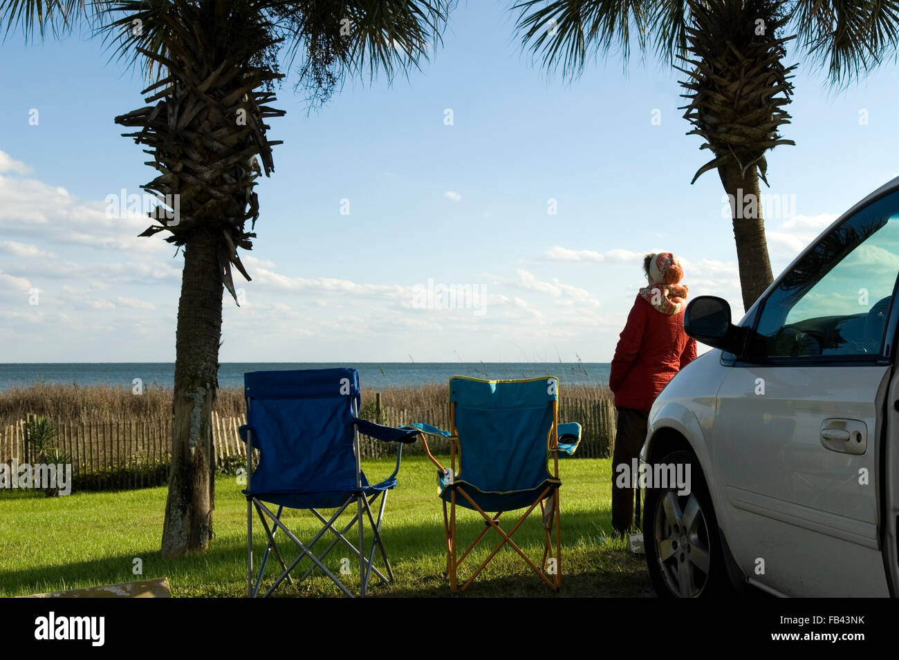 Caucasian female looking at Ocean Myrtle Beach SC Banque D'Images