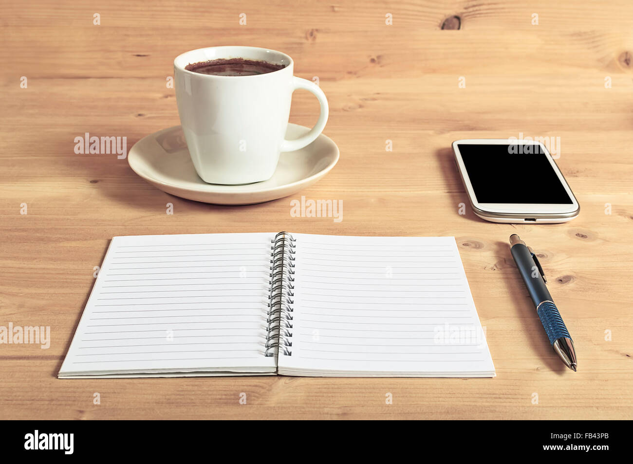 Still Life photo de smart phone, ordinateur portable, bouilloire et crayon sur table en bois. Focus sélectif. Banque D'Images