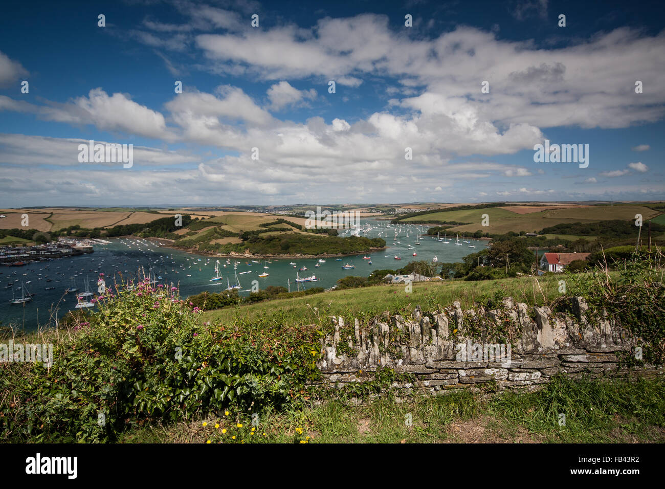 Vue à couper le souffle de l'Est à travers l'estuaire Portlemouth Salcombe Kingsbridge vers sur un cadre idyllique Summers day. Banque D'Images