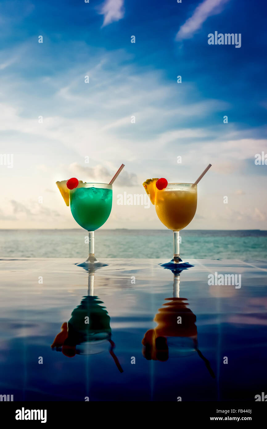 Cocktail près de la piscine sur le fond de l'Océan Indien, les Maldives. Banque D'Images