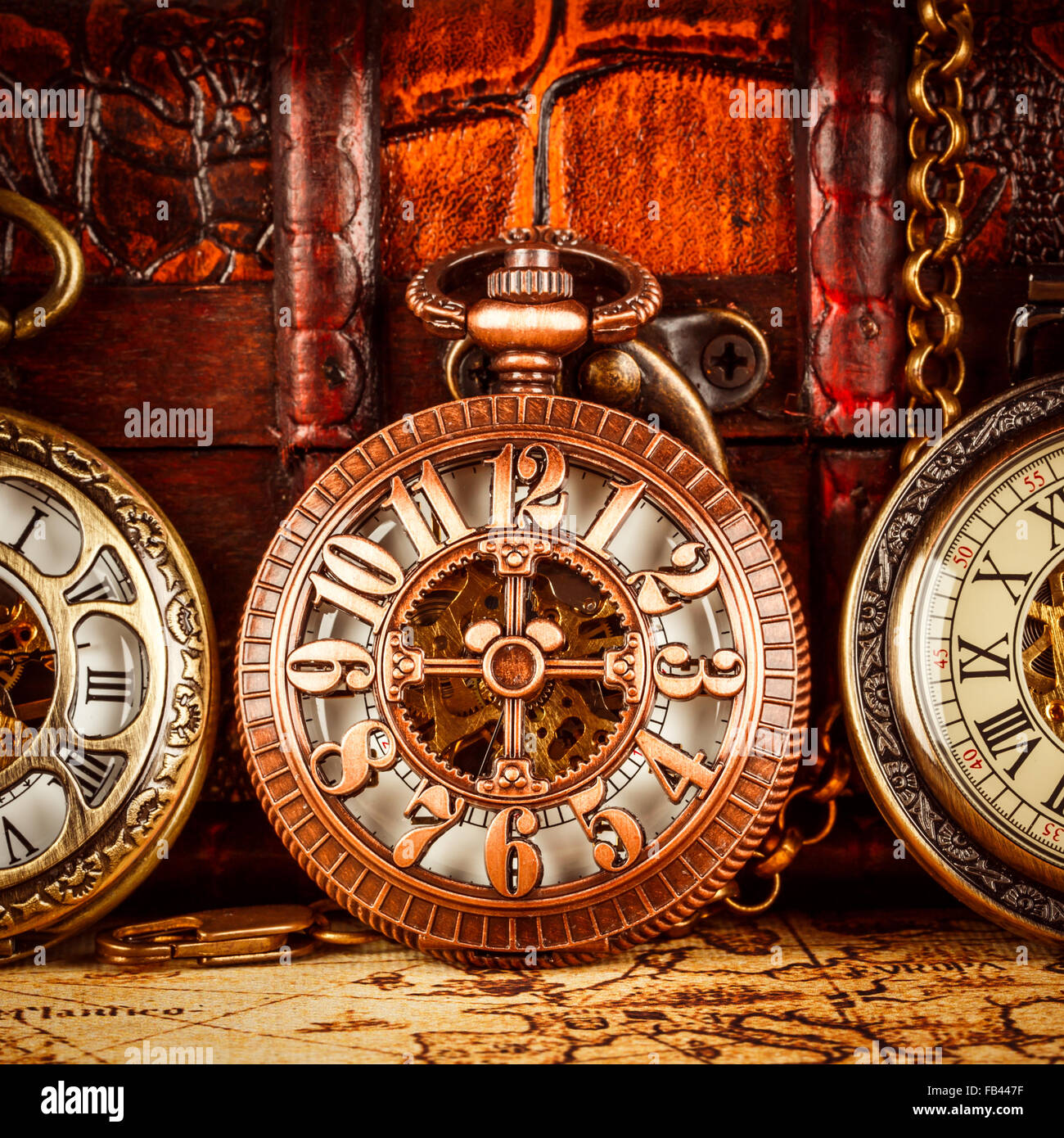 Montre de poche Antique vintage. Vintage grunge toujours la vie. Banque D'Images