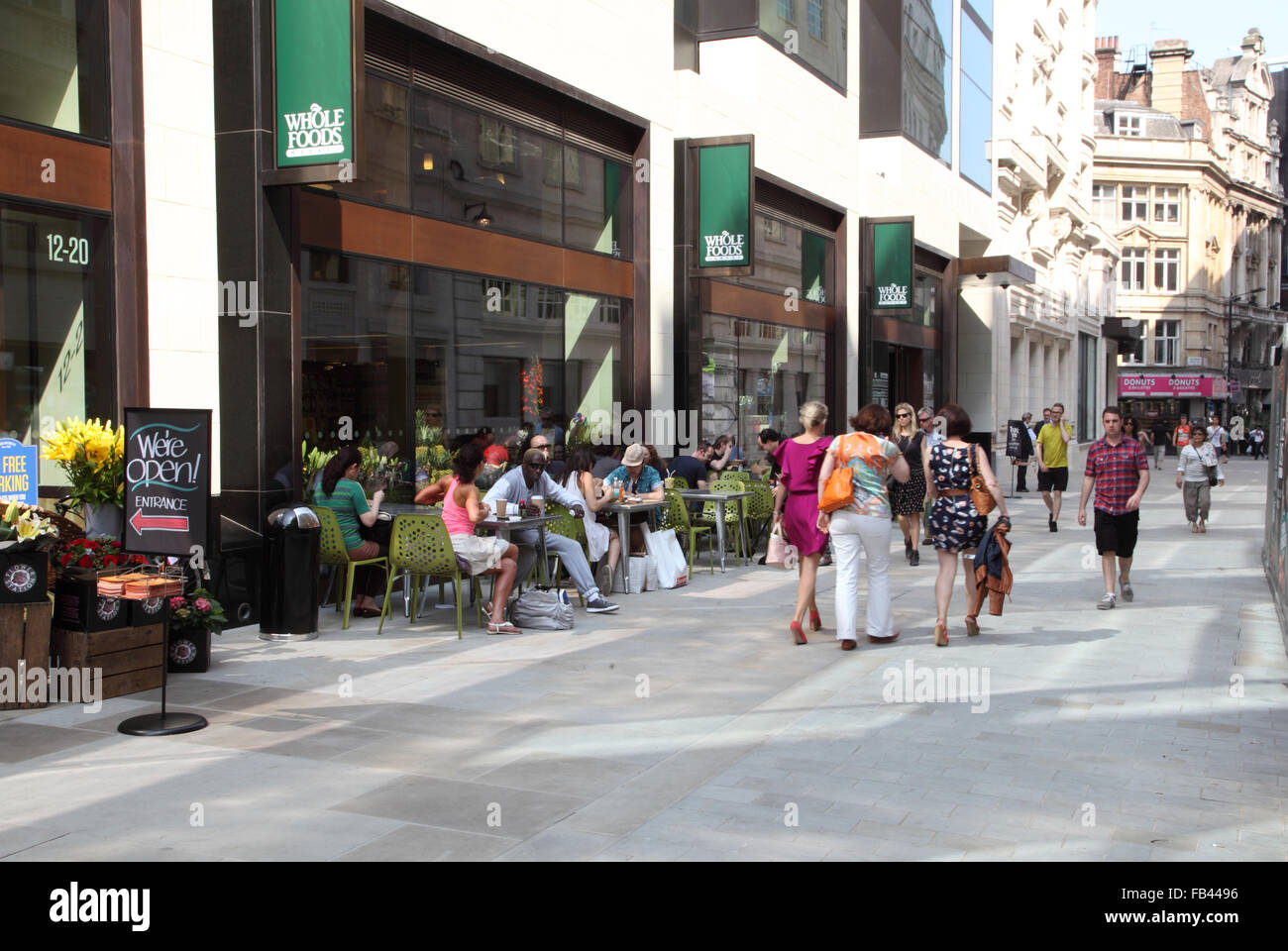 Glasshouse Street, Londres, regard vers Piccadilly Circus. Une nouvelle rue piétonne, montrant des restaurants et les touristes Banque D'Images
