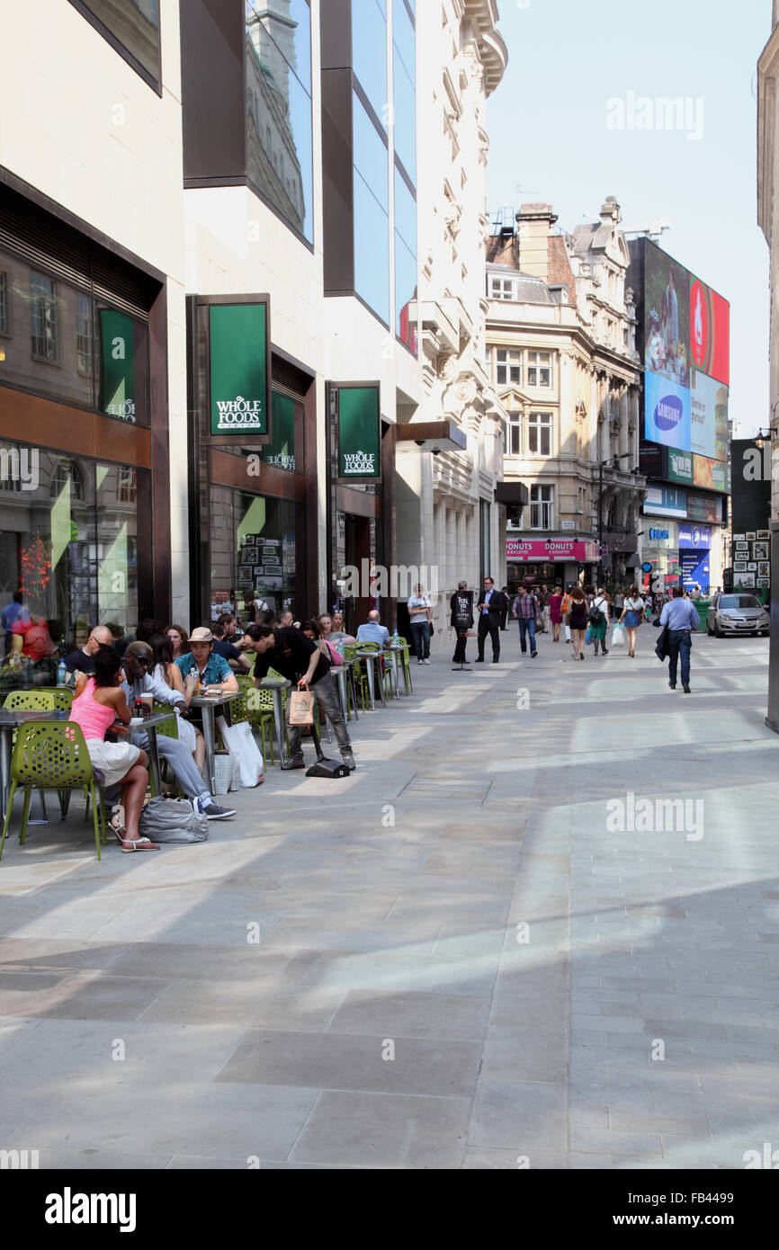 Glasshouse Street, Londres, regard vers Piccadilly Circus. Une nouvelle rue piétonne, montrant des restaurants et les touristes Banque D'Images