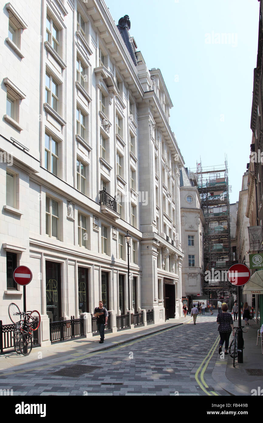 Rue de l'air dans le quartier de Soho à Londres. En regardant vers le sud en direction de Regents Street. Récemment rénovée avec des pavés de granit Banque D'Images