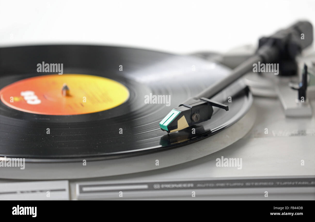 Un disque vinyle jouant sur une platine Pioneer 1980s style Banque D'Images