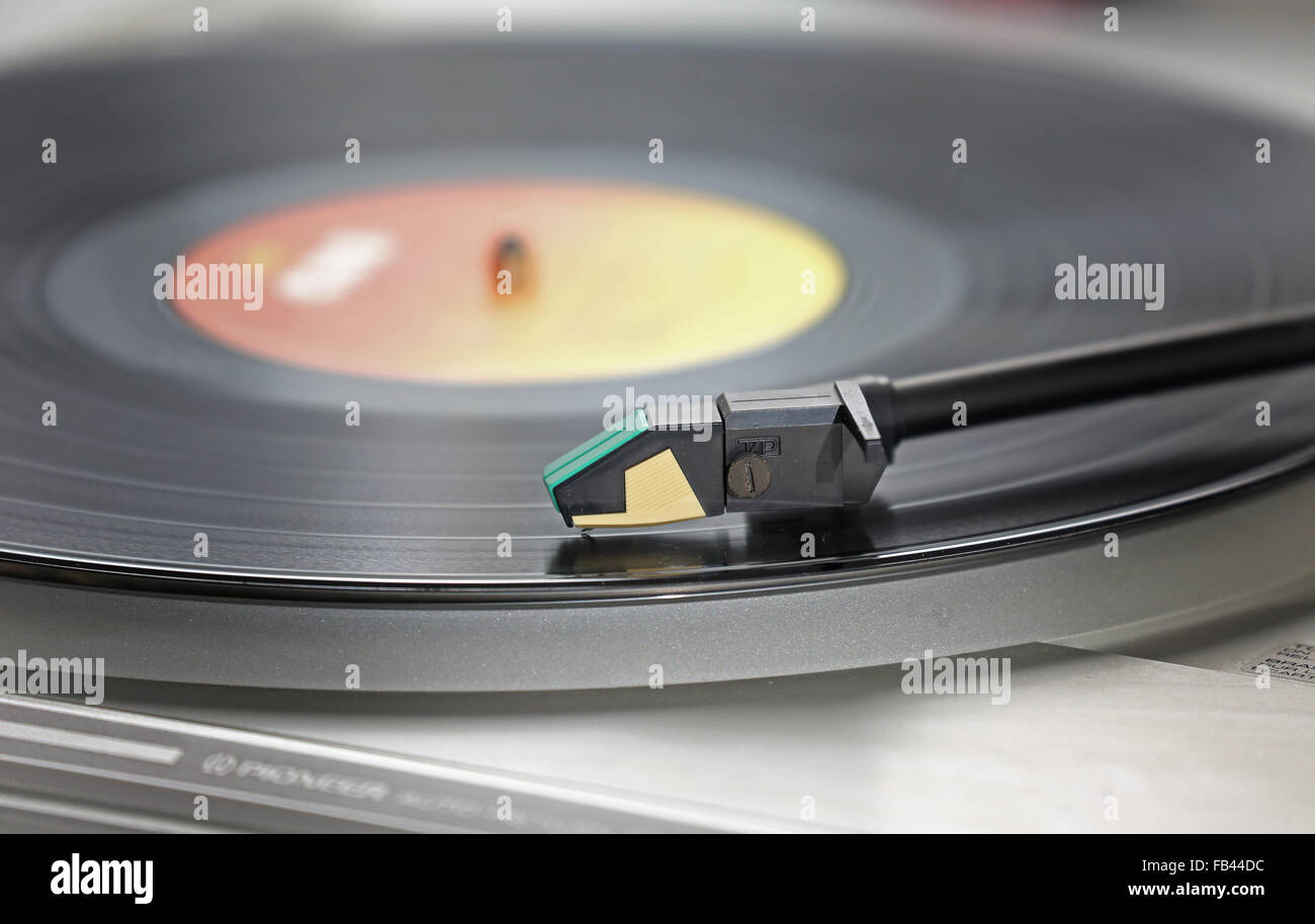 Un disque vinyle jouant sur une platine Pioneer 1980s style Banque D'Images