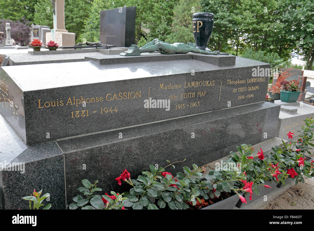 La tombe de la famille y compris les Gassion-Piaf Édith Piaf dans le ...